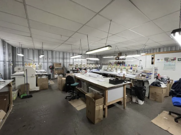 BODEGA INDUSTRIAL CON OFICINAS EN VENTA